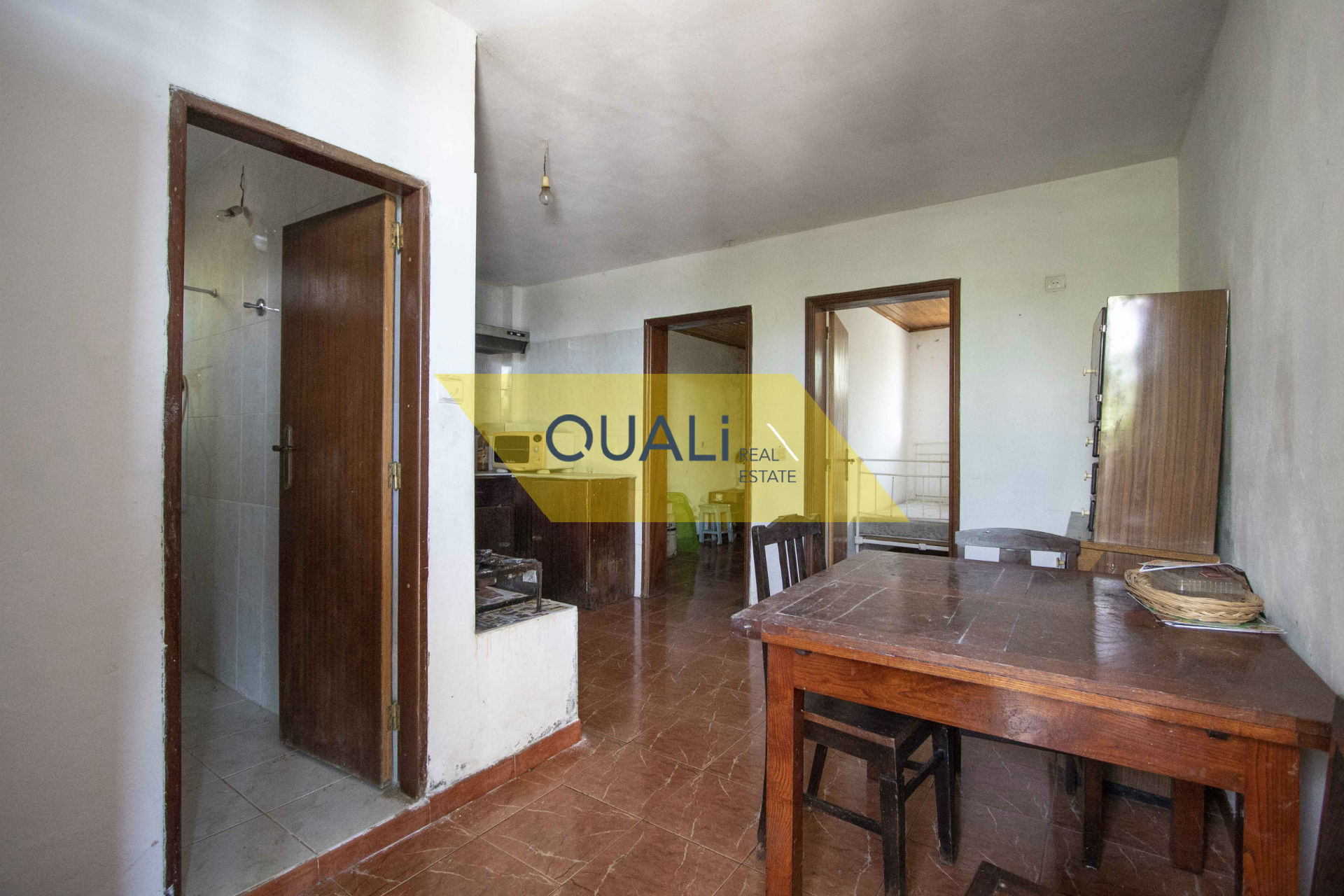 Prédio de três andares composto por dois t2 e um t3, Ribeira Brava - Vista Mar €80.000,00