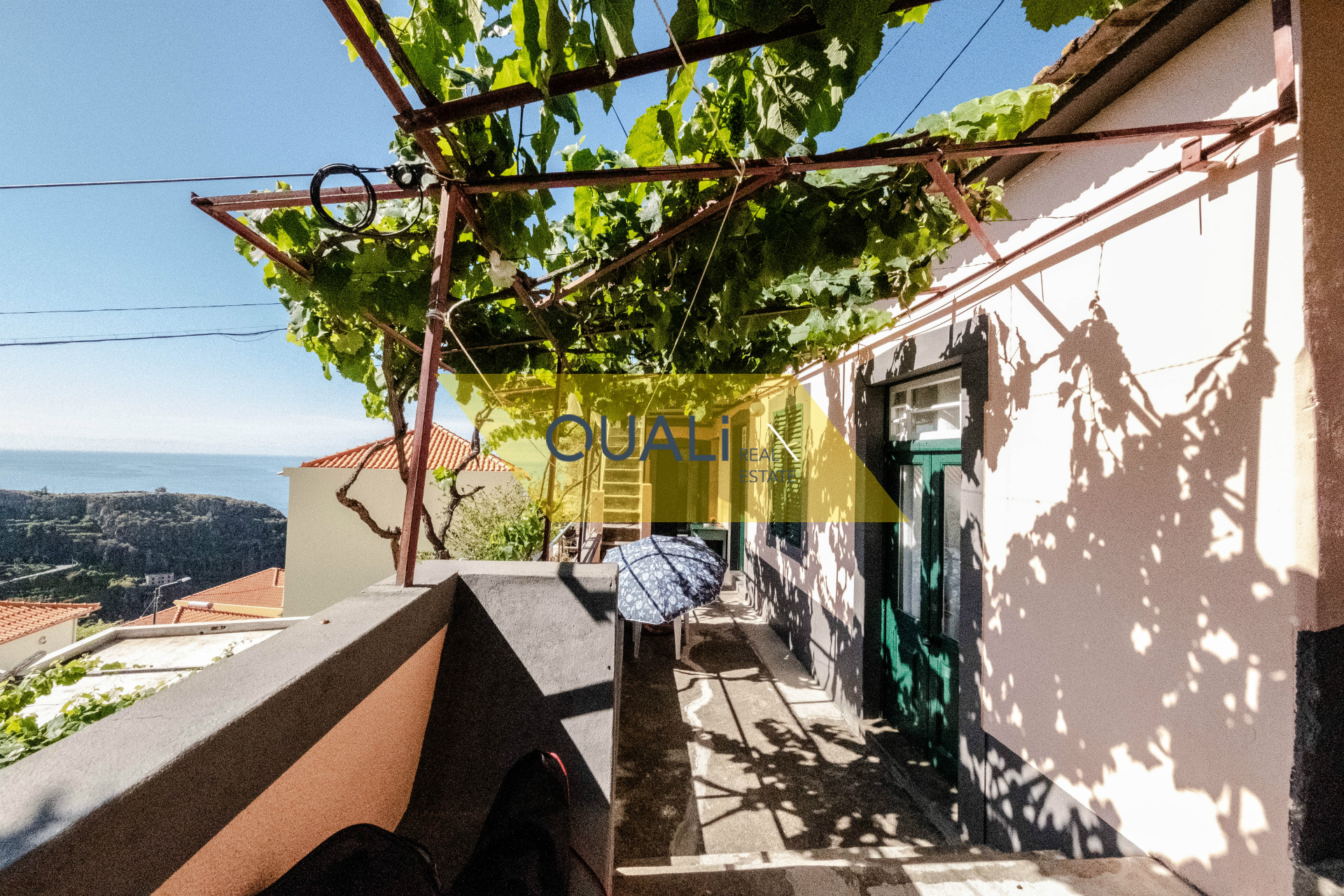 Villa de 2 dormitorios con vistas al mar lista para vivir Ribeira Brava € 98.000