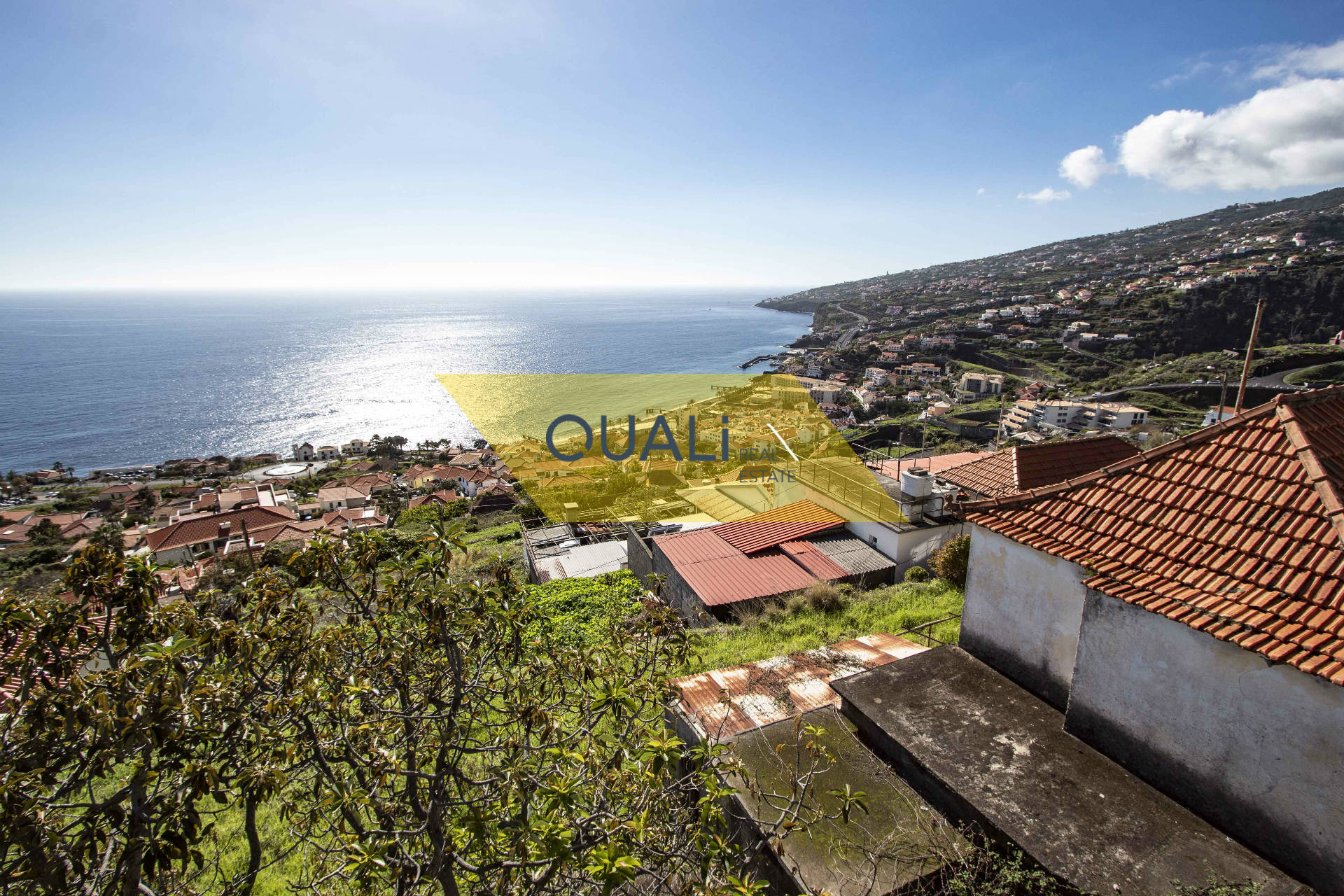 Terreno de 1910m2 com uma casa  em Santa Cruz - Ilha da Madeira - €150.000,00